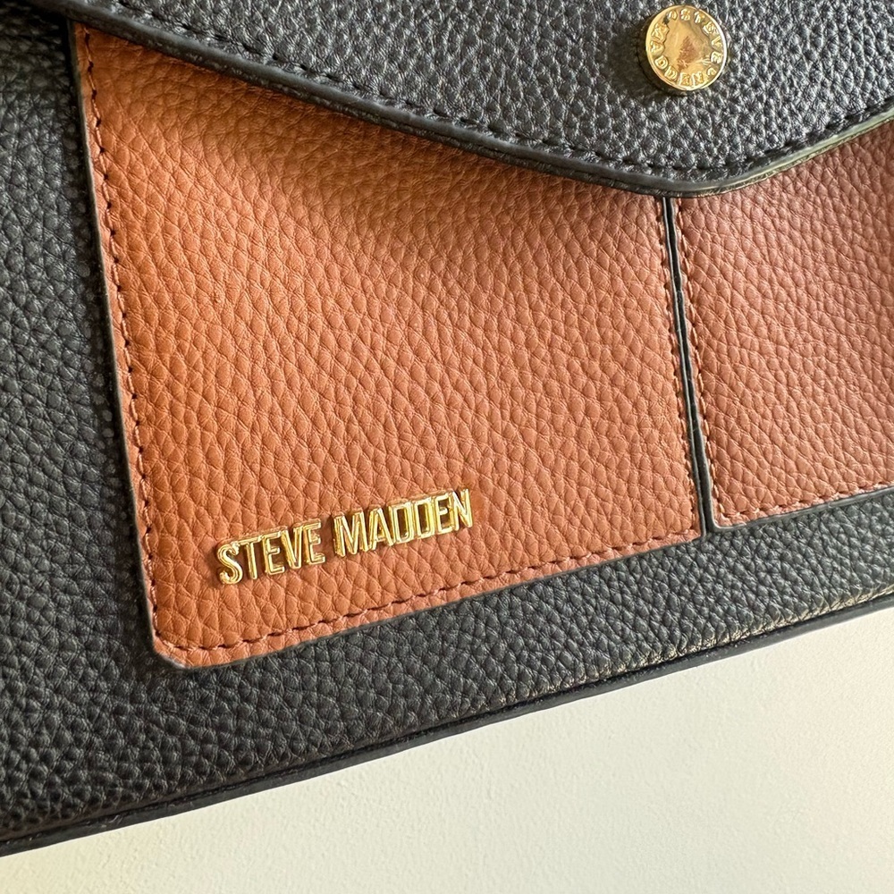 Steve Madden Women's Purse with Gold-Tone Hardware Shoulder Strap And Handle - Picture 3 of 8